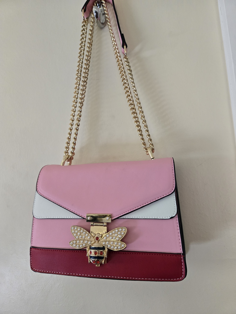 Keri Jeweled Bee Crossbody bag featuring a color-block design and a gold chain - Picture 7 of 10
